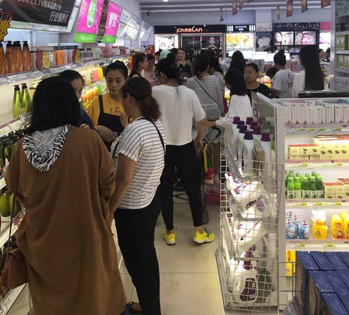 五一最火穷鬼超市被3万人搬空货架，狂欢购物盛宴背后的民生思考