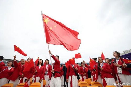 游客为举国旗夜爬男子照亮上山路，传递正能量温暖人心