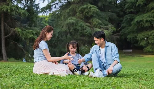 男子海边与孩子失散急到扇自己巴掌