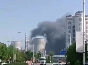 山东一化工车间发生爆炸事故，多部门紧急救援，现场情况令人堪忧